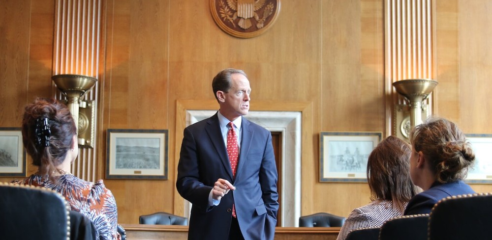 Pat Toomey prica sa suradnicima