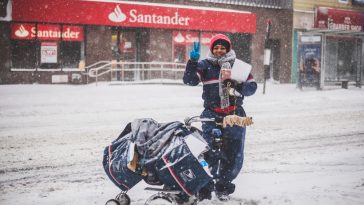 banka santander pada snijeg ispred banke zena