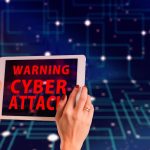 natpis warning cyber attack na tabletu