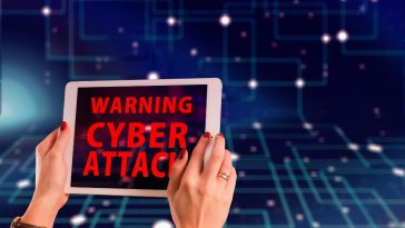 natpis warning cyber attack na tabletu