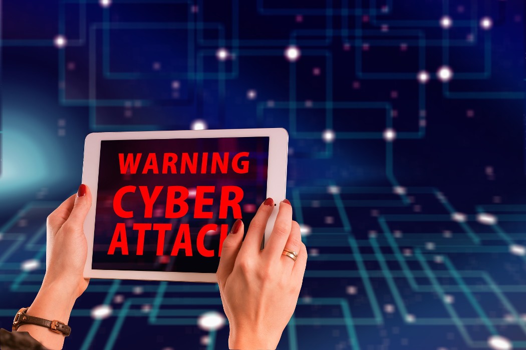 natpis warning cyber attack na tabletu