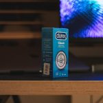 kondomi durex na stolu