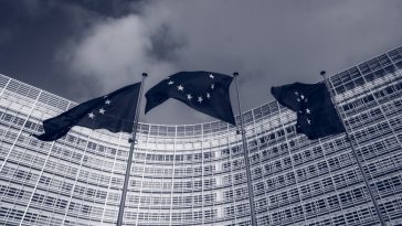 Zastave Europske unije ispred zgrade EU komisije "Berlaymont" u Bruxellesu, Belgija
