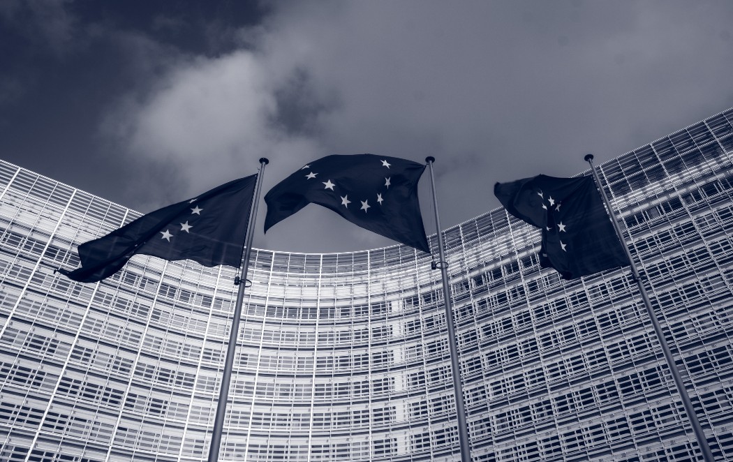 Zastave Europske unije ispred zgrade EU komisije "Berlaymont" u Bruxellesu, Belgija