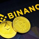 Natpis Binance i kovanice kriptovaluta