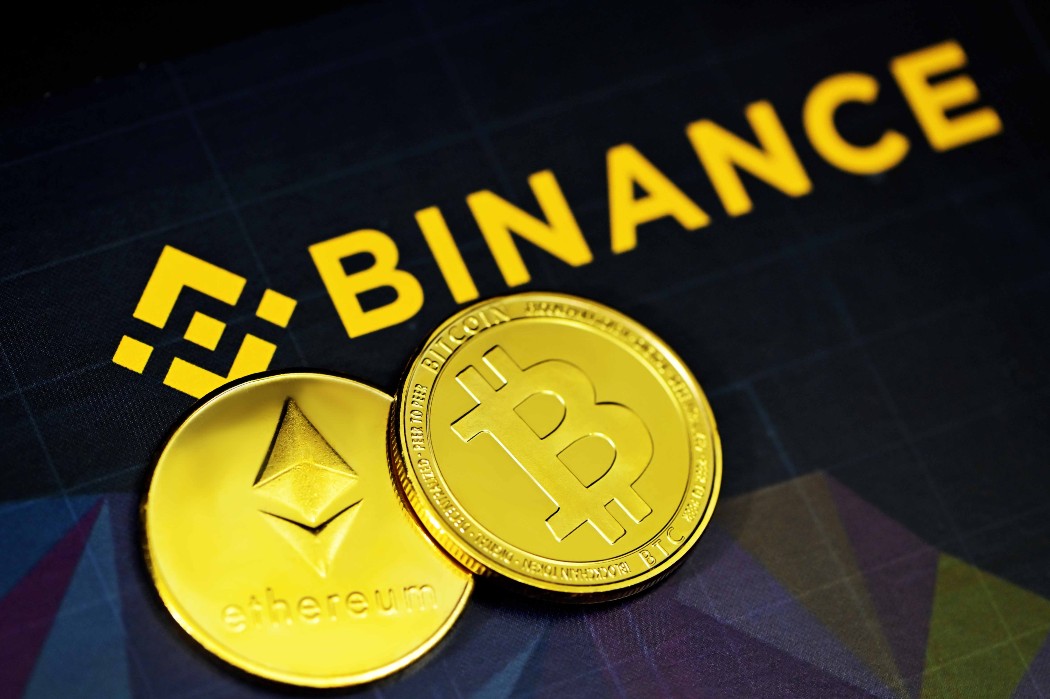 Natpis Binance i kovanice kriptovaluta